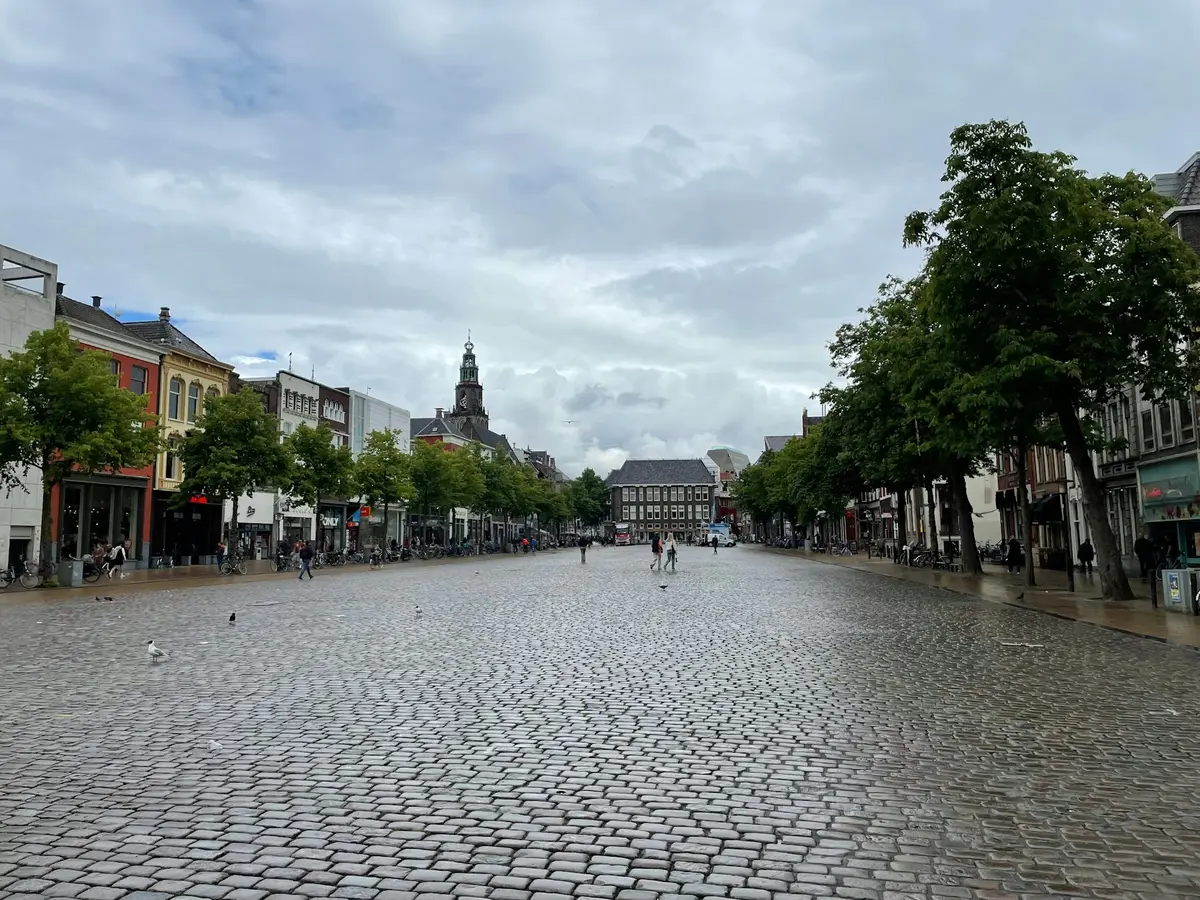 De Vismarkt in Groningen met de Martinitoren
